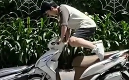 Chàng trai hú hồn vì ngồi trúng yên xe máy nóng