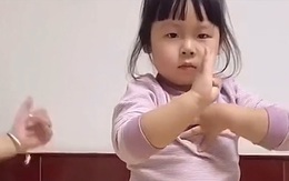 Em gái lì đòn bị chị 'đấm không trượt phát nào'