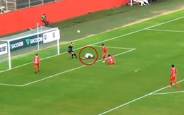 Cầu thủ bị xô ngã vô tình lốp bóng qua đầu thủ môn ghi bàn