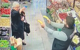 Cụ bà vui tính cầm súng nước hù cháu trong siêu thị