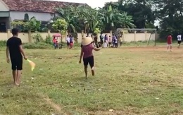 Cụ bà chạy vào sân cổ vũ các cháu đá bóng