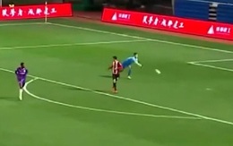 Đồng đội chán chẳng buồn nói khi thủ môn ném bóng thẳng vào lưới