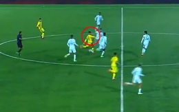 Cầu thủ 'nhắm mắt sút bừa' từ giữa sân vô tình lập siêu phẩm