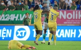 Những hình ảnh không đẹp trên sân Thiên Trường