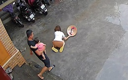 Vợ 'vồ ếch' dưới sân vì đá dép chồng