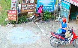 Người phụ nữ tông biển quảng cáo vì chạy xe máy dùng chân để phanh