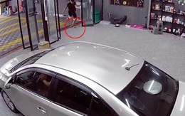 Chàng trai bắt chuột như đá banh