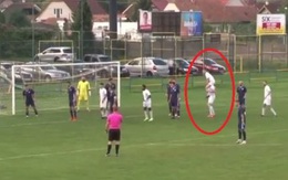 Cầu thủ lươn lẹo cõng đồng đội lên vai để đánh đầu phạt góc