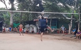 Người đàn ông dùng 'thiết đầu công' đánh bóng chuyền