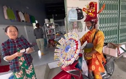 Ông chú bán vé số hóa 'Thần Tài' gõ cửa nhà dân