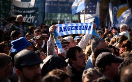 Dân Argentina tràn xuống đường ủng hộ phó tổng thống bị ám sát hụt