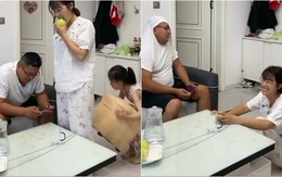 Mẹ ngã dập mông vì con gái lấy ghế lúc nào không hay