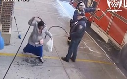 Hai người đàn ông đứng hình trước pha xử lý cồng kềnh của cô gái