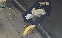 Cô gái bị cướp bó hoa tiền vì 'mỡ để miệng mèo'