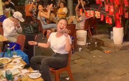 Cô gái cover 'Tay trái chỉ trăng' bằng loa kẹo kéo như nuốt đĩa