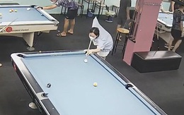 Cô gái đánh bi da lỗ đã hay lại còn hên