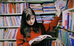 Nghỉ Tết dài, thảnh thơi ngồi trước hiên nhà đọc sách