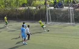 Cầu thủ ôm đầu tiếc nuối vì đối diện khung thành trống vẫn sút không vào