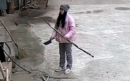 Cô gái ngơ ngác khi chặt mía một đằng cây gãy một nẻo