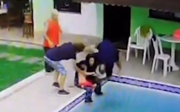 'Lỗi nhịp' cứu con nhỏ, ông bố ngã lộn cổ xuống hồ bơi