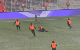 Dàn an ninh ngã sấp ngửa khi rượt theo một khán giả chạy xuống sân