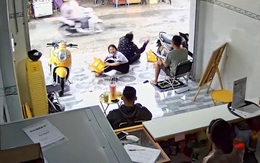 Hai cô gái đùa giỡn ngã dập mông