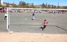 Thủ môn đoán sai hướng nhưng vẫn đỡ được bóng một cách khó tin