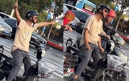 Chàng trai đeo tai nghe, hát nghêu ngao khiến người đi đường ngơ ngác