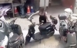 Cô gái có màn dắt xe máy siêu cồng kềnh