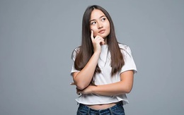 Người phụ nữ bán mũ lỗ bao nhiêu tiền?