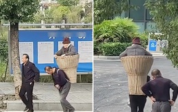 Hai anh em thay phiên gùi mẹ già 89 tuổi đến bệnh viện