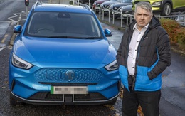 Xe điện kẹt chân ga, lái xe đâm vào xe cảnh sát để dừng lại