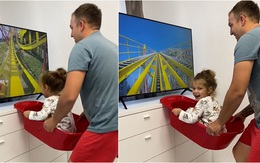 Bố cho con gái đi tàu lượn siêu tốc bằng chậu