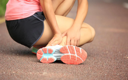 Trẹo cổ chân, không đi lại được phải làm gì?