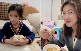 Con gái giận bố ra mặt vì chỉ bóc tôm cho mẹ