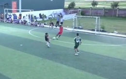 Đồng đội bị thủ môn đốn ngã vì 'báo quá báo'