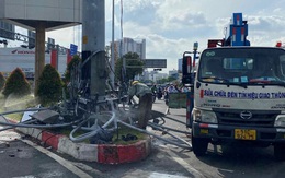 Dàn đèn lớn ở ngã tư Hàng Xanh tuột cáp, đè công nhân
