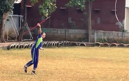 Màn ném lao 'đi vào lòng đất' của nữ sinh