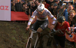 Mải ‘tự sướng’ với người hâm mộ, tay đua suýt gây họa