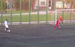 Cầu thủ từ chối cơ hội ghi bàn vì đối thủ chấn thương