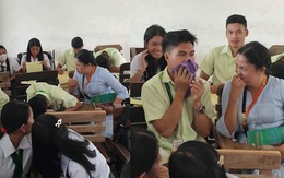 Nam sinh ngủ gục trong lớp hú hồn khi thấy cô giáo ngồi kế bên