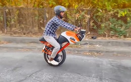 Nhóm thanh niên Ấn Độ chế mô tô điện một bánh