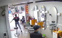 Cô gái hớt hải chạy ra ngoài đập mặt vào cửa kính cường lực