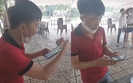 Cười sảng với chàng trai dò vé số