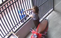 Nữ sinh nhảy sung sướng khi được người phụ nữ trả lại ví rơi