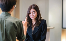 Bị đuổi việc vì đúng giờ là xách túi đi về