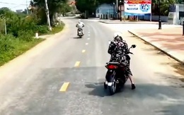 Tài xế ô tô nổi quạu vì nữ 'ninja' dừng xe giữa đường bấm điện thoại