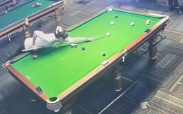 Cô gái cười khoái chí vì lượm được 4 siêu phẩm bida rùa liên tiếp