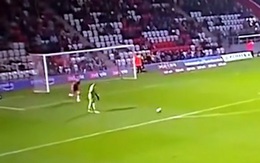 Cầu thủ trốn trong khung thành rình rập cướp bóng thủ môn ghi bàn