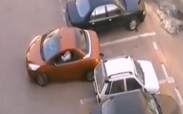 Cô gái lái xe mui trần trừng trị tài xế ô tô cướp chỗ đỗ